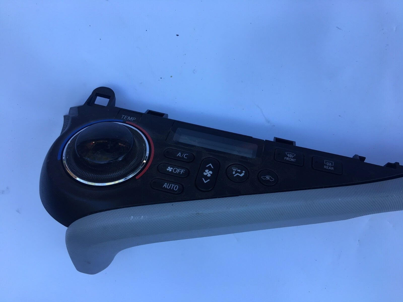 Used OEM 2012-2014 TOYOTA PRIUS C NHP10 A/C Heater Climate Control Module 55900-52740 OEM